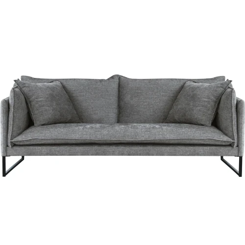 Trzyosobowa sofa Dyanna w kolorze szarym, o wymiarach 220x88x66 cm. Posiada dwa poduszki ozdobne, prostą, nowoczesną formę oraz metalowe nogi. Ustawiona frontalnie na jednolitym tle, z widoczną teksturą materiału.