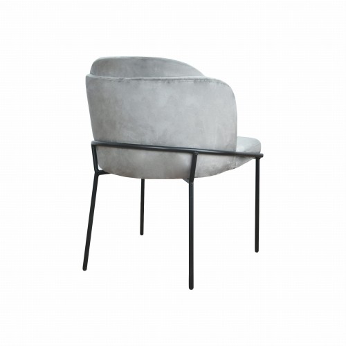Czarne krzesło designerskie Polo z miękkim, szarym obiciem. Oparcie z delikatnymi zaokrągleniami, stalowy stelaż na czterech nogach. Wymiary: 78x58x57 cm. Idealne do nowoczesnych wnętrz.