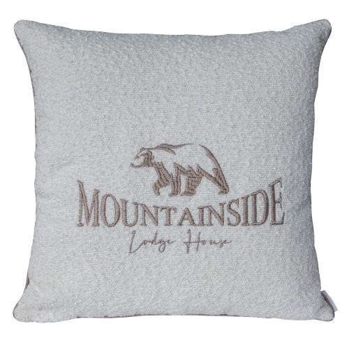 Haftowana poduszka Mountainside w jasnoszarym kolorze, z wzorem przedstawiającym niedźwiedzia i napisem MOUNTAINSIDE Lodge House. Produkt ma kwadratowy kształt i teksturowaną powierzchnię. Widok frontalny.