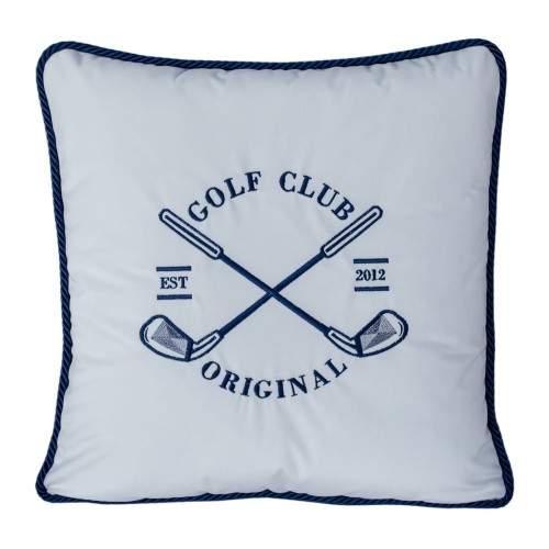 Poduszka dekoracyjna z haftem przedstawiającym krzyżujące się kije golfowe. Biały materiał z niebieskim wykończeniem. Napis GOLF CLUB ORIGINAL EST 2012 w centralnej części. Poduszka w kształcie kwadratu, idealna do aranżacji wnętrz.