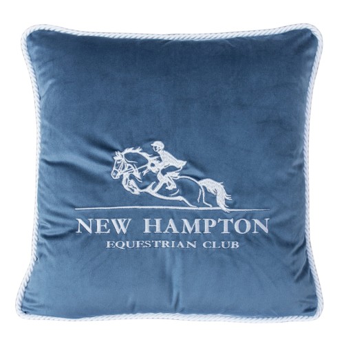 Poduszka haftowana dekoracyjna New Hamptons w kolorze błękitnym, z białym haftem przedstawiającym jeźdźca na koniu oraz napisem NEW HAMPTON EQUESTRIAN CLUB. Kwadratowy kształt, tekstura welurowa, wykończona dekoracyjnym obszyciem.