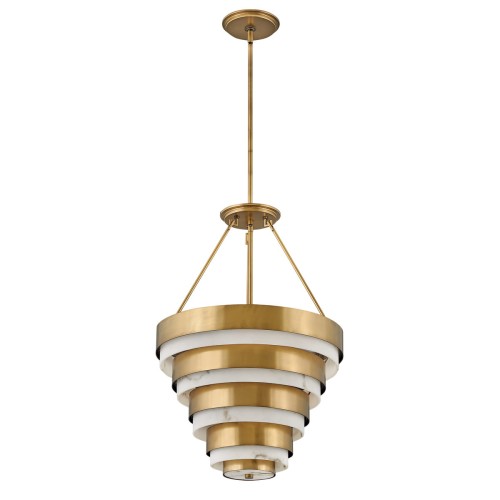 Lampa sufitowa Parma M, żyrandol z pięcioma poziomami w formie stożków, wykonana z metalu w kolorze złotym oraz białego szkła. Wisi na cienkim, złotym przewodzie. Wymiary: 67,4x45,5x150,2 cm. Słabe tło sprawia, że produkt jest dobrze widoczny.