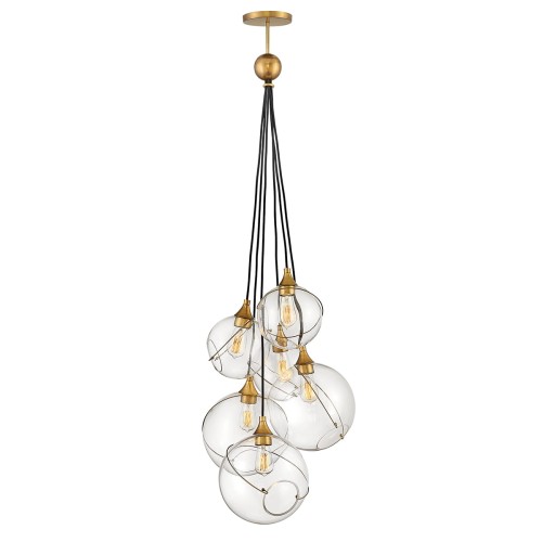 Lampa sufitowa wisząca z sześcioma szklanymi kulami, w metalowej złotej oprawie. Kule mają przezroczysty kolor, a ich kształt oraz mocowanie tworzą nowoczesny wygląd. Stojący pośrodku, z długimi czarnymi przewodami. Białe tło.