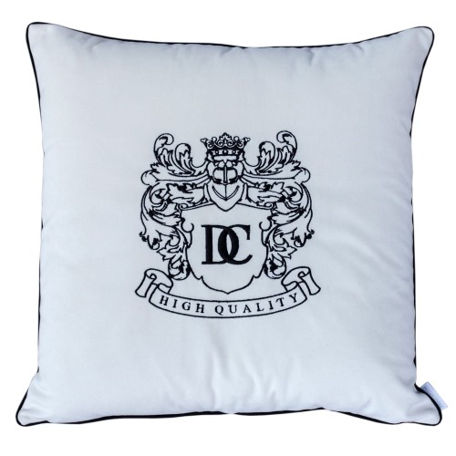Poduszka dekoracyjna haftowana w kolorze białym z czarnym wzorem logo DC oraz napisem HIGH QUALITY. Produkt ma kwadratowy kształt, obszyty czarną lamówką, leży na płaskiej powierzchni. Idealna do aranżacji wnętrz.