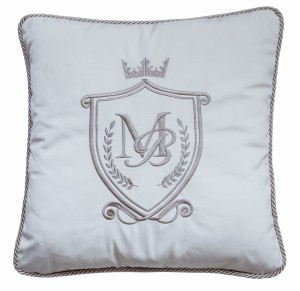 Poduszka Haftowana Dekoracyjna Herb z Monogramem - Różne Kolory Tkanin