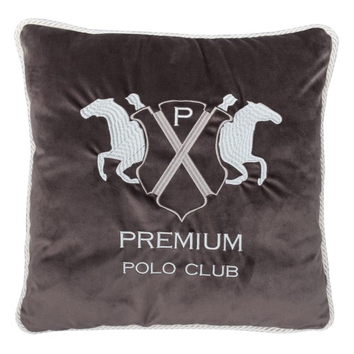 Poduszka dekoracyjna w kolorze ciemnoszarym, haftowana z motywem koni i herbu. W centralnej części napis PREMIUM POLO CLUB w białym kolorze. Produkt z miękkiego materiału, ozdobiona plecioną lamówką. Kwadratowy kształt, leżący na gładkiej powierzchni.