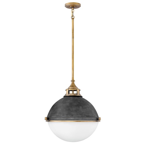 Lampa sufitowa Fletcher L. z metalowym, czarnym kloszem w kształcie kuli i białym, szklanym wnętrzem. Zawieszona na złotej, regulowanej lince. Stylowy element oświetleniowy nadający charakteru wnętrzu.