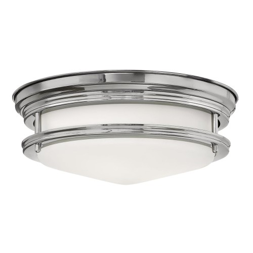 Plafon Grosseto w kolorze metalicznym, z opalowym kloszem, o wymiarach 11,7x30,5 cm. Ujęcie frontalne, produkt zamontowany, wiszący. Widoczna chromowana rama oraz delikatne detale wykończeń. Tło białe, co podkreśla prosty design lampy.