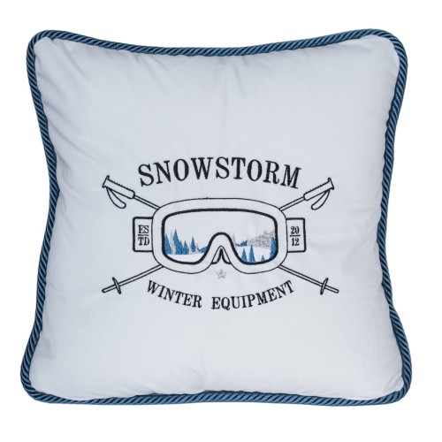 Poduszka dekoracyjna z haftem przedstawiającym gogle narciarskie i napisem SNOWSTORM WINTER EQUIPMENT. Biała tkanina z niebieskim obszyciem, w kształcie kwadratu. Haft w odcieniach niebieskiego, z detalami zimowego krajobrazu.