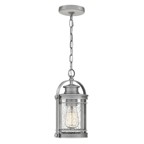 Lampa wisząca Benev w kolorze aluminium, o wymiarach 16x13x28 cm. Zawieszona na łańcuchu, z okrągłym sufitem. Przezroczysta klosz z teksturowanym szkłem, widoczna żarówka w środku. Styl klasyczny, idealna do zastosowania na zewnątrz.