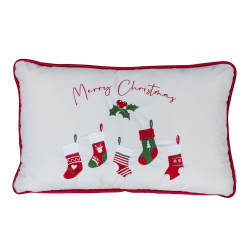 Poduszka dekoracyjna w kolorze białym z bordowym obszyciem, haftowanym napisem Merry Christmas oraz sześcioma kolorowymi skarpetkami (zielona, czerwona, biała, ze wzorem). Produkt umieszczony na płaskiej powierzchni, w widoku frontalnym.