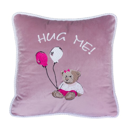 Poduszka dekoracyjna w kolorze różowym z haftem misia trzymającego balony. Napis HUG ME! w białym kolorze. Poduszka z ozdobnym szwem, miękka i przyjemna w dotyku, idealna dla dziewczynki. Stojąca, z prostym tłem.