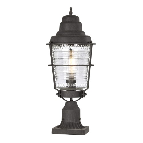 Stojąca lampa zewnętrzna Avera w kolorze cynkowym, o wymiarach 22x22x55,4 cm. Posiada szklany klosz z prostym, żebrowanym wzorem i metalową podstawę. Wykonana w klasycznym stylu, idealna do ogrodów lub na tarasy.