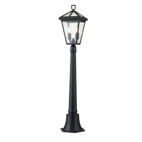 Stojąca lampa zewnętrzna Ostuni o czarnej obudowie, prostokątnym kloszu z przezroczystym szkłem, wysokości 110,2 cm, z dwoma źródłami światła, umieszczona na solidnej podstawie. Wykonana z metalu, idealna do oświetlenia ogrodu lub podjazdu.