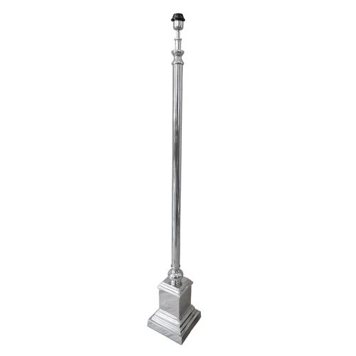 Podstawa lampy podłogowej w kolorze niklowym, o wysokości 147 cm, o prostokątnym, stabilnym cokole oraz smukłym, prostym trzonie. Ujęcie frontalne, prezentujące całość produktu na jednolitym tle. Brak widocznych detali ozdobnych.