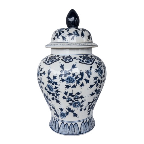 Ceramiczna waza amfora w kolorze białym z niebieskimi zdobieniami. Posiada pokrywę z delikatnym, zaokrąglonym uchwytem. Waza ma owalny kształt, stojąca na płaskiej podstawie, ozdobiona kwiatowym wzorem oraz geometrycznym detalem na dolnej części.
