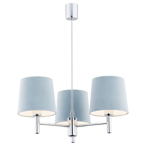 Lampa wisząca Bolzano w kolorze błękitnym, z trzema cylindrycznymi kloszami z materiału, zawieszona na metalowej chromowanej konstrukcji. Ujęcie frontalne, wisząca, w aranżacji nad stołem, na białym tle. Wymiary: 63x47,5x47,5 cm.