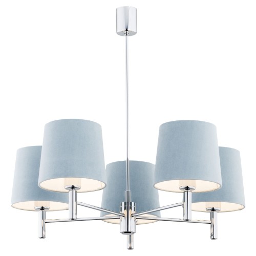 Lampa wisząca Bolzano w błękitnym kolorze z chromowanym stelażem. Posiada sześć abażurów o cylindrycznym kształcie, wykonanych z materiału. Wymiary: 63x71x71 cm. Produkt zawieszony na cienkim kablu, prezentowany na białym tle.