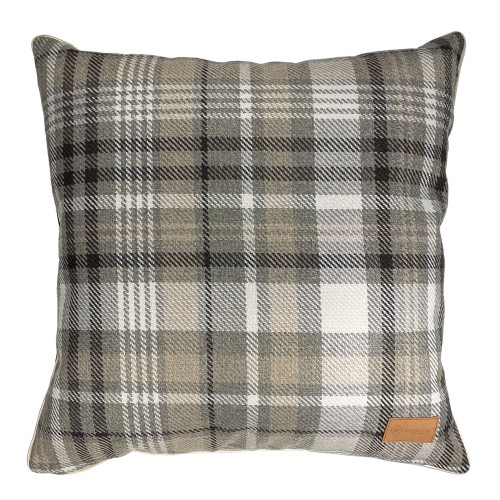 Poduszka w kratę Scotland Brown o wymiarach 45x45 cm w kolorach szaro-brązowych. Ujęcie z przodu na poduszkę, której wzór tworzy klasyczną kratę. Materiał jest teksturowany, a w dolnej części znajduje się mała, skórzana metka z logo.