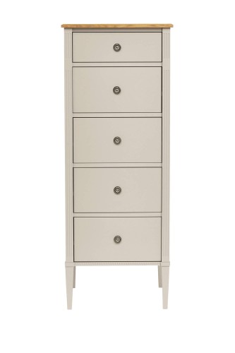 Jasno szara komoda Eleanor Laura Ashley o wymiarach 50x48x129 cm, stojąca, z pięcioma szufladami, z drewnianym blatem. Ozdobne uchwyty w kolorze srebrnym. Prosta forma, harmonijnie pasująca do aranżacji wnętrz. Tło jednolite.
