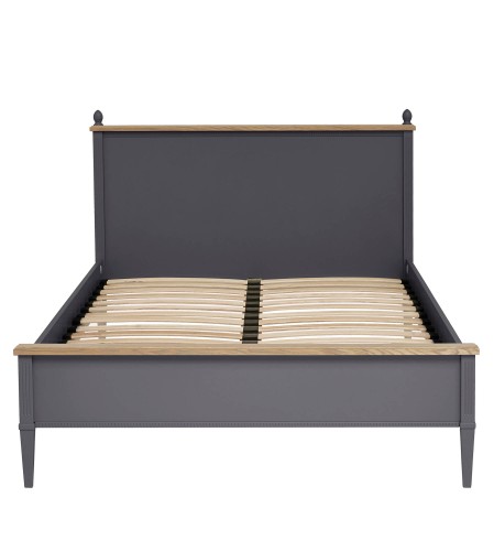 Łóżko Eleanor Laura Ashley w kolorze grafitowym, o wymiarach 211x161x112cm. Frontalny widok, stelaż z drewnianymi listwami. Prosty design z dekoracyjnym zagłówkiem i podniesieniem na końcu, stojące na czterech lekko taperowanych nóżkach.
