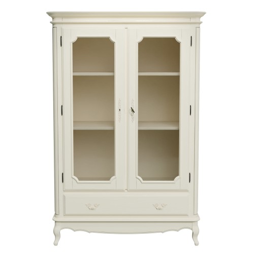 Witryna Provencale Laura Ashley, kolor kości słoniowej, 120x45x180 cm, z dwoma przeszklonymi drzwiami, dolną szufladą, zdobieniami na froncie i eleganckimi nóżkami, wnętrze puste na jednolitym tle.