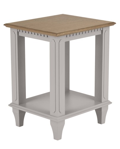 Stolik Hanover Laura Ashley o wymiarach 45x40x57 cm, z białą, matową bazą i blatem z naturalnego drewna o jasnym odcieniu. Stojący, w prostokątnej formie, z przestrzenią dolną. Wysokie, lekko zdobione nogi, widoczne detale na bokach.