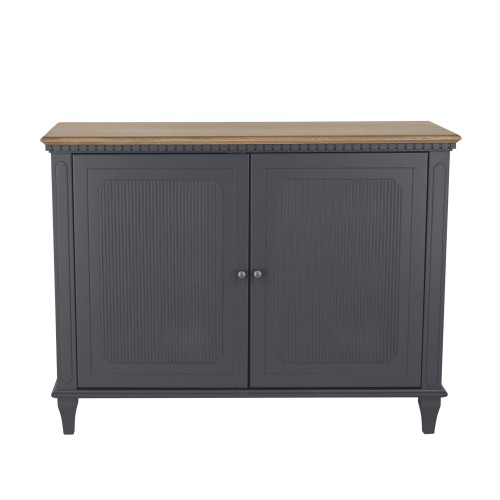 Grafitowa komoda Hanover Laura Ashley z drewnianym blatem, o wymiarach 110x43x82 cm. Front z poziomymi żłobieniami, dwa drzwi z okrągłymi uchwytami. Stojąca konstrukcja na niskich nóżkach, elegancko wykończona, umieszczona na białym tle.