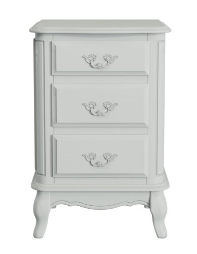 Szafka nocna Provencale Laura Ashley w kolorze szarym, o wymiarach 45x38x68 cm, z trzema szufladami ozdobionymi stylowymi uchwytami. Ujęcie frontalne, produkt stojący na nóżkach. Gładka, matowa powierzchnia z delikatnym zdobieniem na froncie.