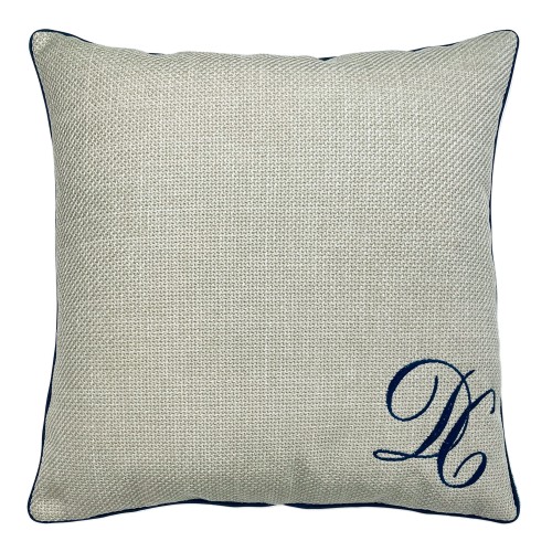 Poduszka haftowana dekoracyjna Monogram DC w kolorze jasnoszarym, wykonana z teksturowanej tkaniny. Frontalne ujęcie pokazuje haftowane logo w granatowym kolorze w dolnym rogu. Produkt ma kwadratowy kształt i dekoracyjne wykończenie.