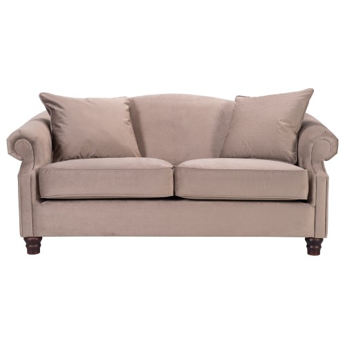 Dwuosobowa sofa Pirs w beżowym angielskim stylu, z drewnianymi ciemnymi elementami, miękkim tapicerowanym siedziskiem i oparciem oraz dekoracyjnymi poduszkami, klasyczny kształt z zaokrągleniami, widok frontalny.