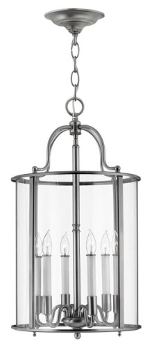 Lampa sufitowa Classic Eternal w kolorze srebrnym, o wymiarach 35x63 cm. Okrągła, metalowa konstrukcja z przezroczystym szkłem. Widoczne pięć żarówek w białych oprawkach. Produkt wiszący, z łańcuchem mocującym, umieszczony na jednolitym tle.