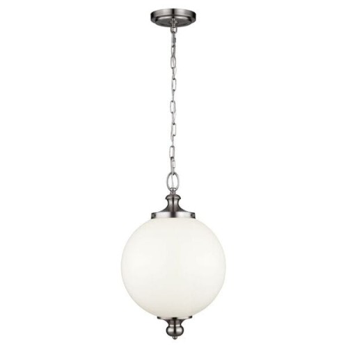 Wisząca lampa sufitowa Globe L w kolorze niklowym z białym kloszem o średnicy 30 cm i wysokości 49 cm. Produkt zawieszony na łańcuszku, z metalowym mocowaniem, w zestawieniu na białym tle, ukazujący okrągłą formę klosza.
