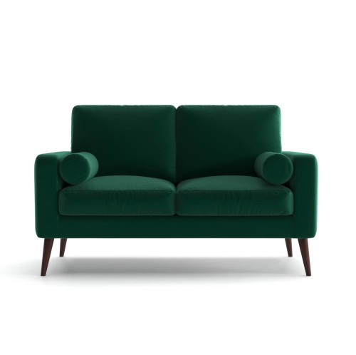 Dwuosobowa sofa Calypso w intensywnym zielonym kolorze, o wymiarach 165x87x82 cm, z prostą tapicerką i okrągłymi podłokietnikami. Ustawiona frontalnie na białym tle, z drewnianymi nogami, podkreślająca skandynawski styl.