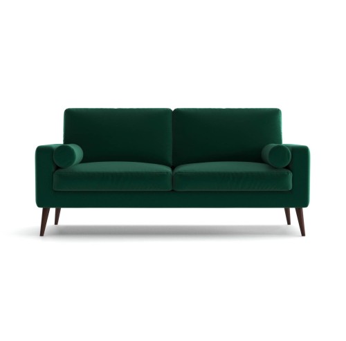 2,5 osobowa sofa tapicerowana w intensywnym zielonym kolorze, o wymiarach 185x87x82 cm. Posiada proste, zaokrąglone podłokietniki oraz gładkie pikowane poduszki. Stojąca na drewnianych, ciemnych nóżkach. Na białym tle.