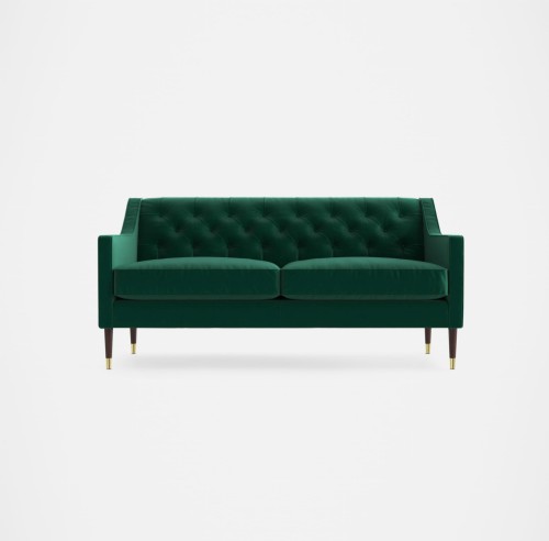 Dwuosobowa sofa Chesterfield w głębokim odcieniu zieleni, o wymiarach 170x80x78 cm. Ujęcie frontalne, ukazujące tuftowane siedzisko i oparcie. Drewniane nogi w ciemnym kolorze z złotymi akcentami. Gładka tkanina tapicerska, elegancki design.