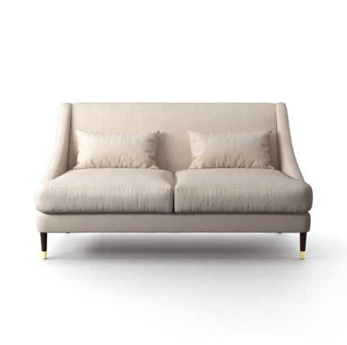 Dwuosobowa elegancka sofa Tuluza w stylu nowojorskim, kolor jasnobeżowy, z dwoma poduszkami. Sofa ma zaokrąglone krawędzie, drewniane nogi z żółtymi akcentami, rozłożona w pozycji frontalnej, na białym tle. Wymiary 150x80x84 cm.
