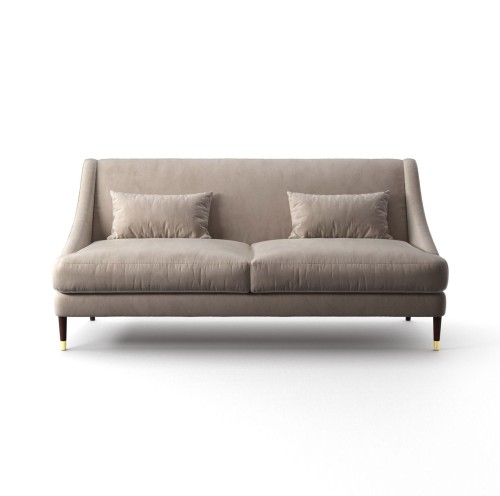 Kompaktowa sofa w stylu modern classic, w odcieniu beżowym, z dwoma poduszkami. Wysoko osadzone wooden nogi z żółtymi akcentami. Produkt widoczny frontalnie, na prostym białym tle, z gładką teksturą tapicerki. Wymiary: 180x84x80 cm.