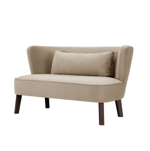 Wygodna dwuosobowa sofa Smithy, w kolorze jasnego beżu, z zaokrąglonym oparciem i poduszką w zestawie. Nogi w ciemnym drewnie, minimalistyczny design, frontalne ujęcie z widokiem na tkaninę i kształt. Idealna do przestrzeni wypoczynkowej.