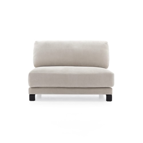 Mała sofa typu loveseat w jasnoszarym kolorze, z prostymi liniami i teksturowanym wykończeniem. Ujęcie frontalne, prezentuje sofę w pozycji stojącej na czarnych nóżkach. Gumowe poduszki o prostym kształcie, idealna do małych przestrzeni.