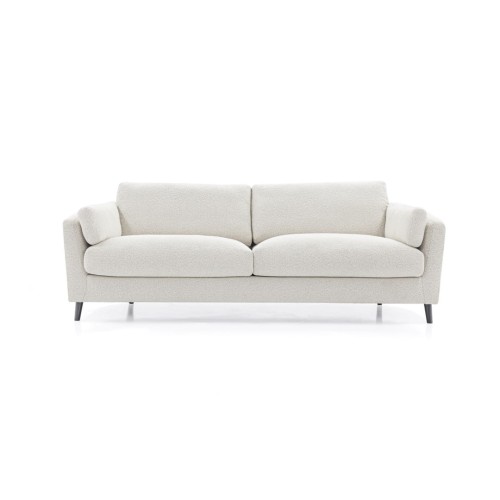 2,5 osobowa sofa Oslo w stylu modern classic, tapicerowana jasnoszarym materiałem o fakturze boucle. Frontalne ujęcie, z delikatnymi, zaokrąglonymi podłokietnikami oraz średniej twardości poduszkami. Wymiary 200x103x87 cm, na czarnych nóżkach.