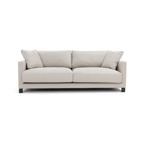 Trzyosobowa sofa Harvey w jasnym beżu na metalowych nogach, prosty kształt, 2 duże i boczne poduszki. Wymiary 203x103x85 cm, widok frontalny na białym tle.