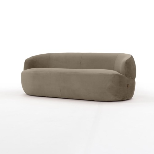 Nowoczesna sofa oliwkowa o opływowym kształcie, miękka, z zaokrąglonymi liniami i eleganckimi szwami. Leży na jasnym tle, podkreślając minimalistyczny styl. Wymiary: 190x88x68 cm.