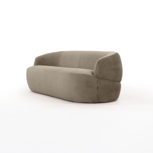 Designerska sofa Milano w kolorze khaki, o wymiarach 175x88x68 cm. Ujęcie z boku, prezentująca opływowy kształt, tapicerowana tkaniną o mikrofibry. Widoczna gładka faktura materiału, bez widocznych zdobień czy logo. Proste, białe tło.