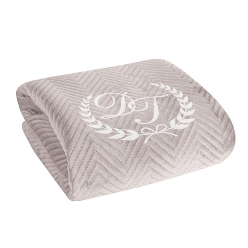 Personalizowana narzuta w kolorze pudrowego różu, wykonana z materiału velvet, z haftem w kształcie liści i napisem. Ułożona w formie złożonej, z widocznym wzorem jodełki. Tło białe, co podkreśla detale produktu.