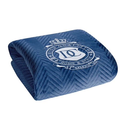Granatowa, personalizowana narzuta velvet z haftem jodełki, z logo i napisem „HIGH QUALITY HOME & STYLE”, ułożona i sfotografowana na jasnym tle podkreślającym kolor.