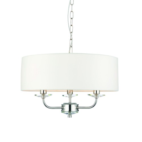 Lampa sufitowa wisząca Nixon z niklu i białym abażurem, o średnicy 30-79 cm. Produkt wiszący, z pięcioma źródłami światła, prezentowany frontalnie na białym tle. Metalowe ramię z dekoracjami w formie kryształów.