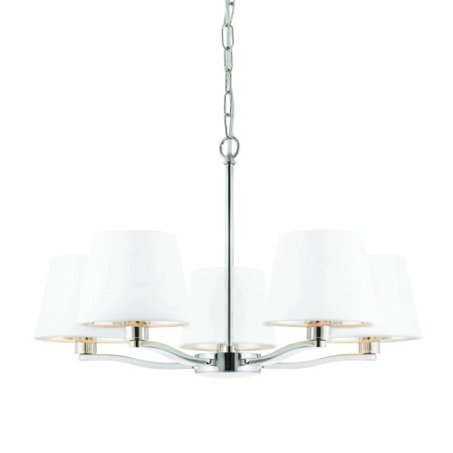 Lampa sufitowa wisząca Harvey Nikel, wysokość 150 cm, z pięcioma białymi abażurami w kształcie walca. Metalowa, błyszcząca podstawa w kolorze chromu. Produkt zawieszony na łańcuchu, prezentowany na białym tle.