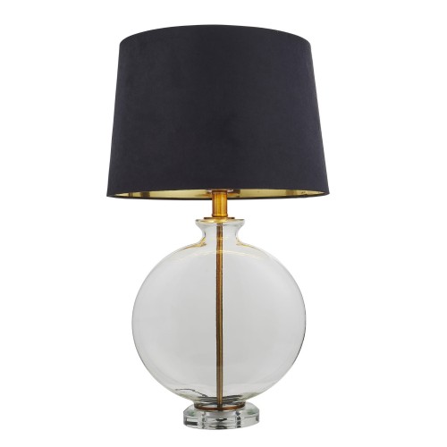 Lampa stołowa Gideon z przezroczystym, okrągłym kloszem wykonanym ze szkła. Metalowy element w kolorze antycznego mosiądzu z czarnym, matowym abażurem wewnątrz z złotym wykończeniem. Wysokość 59,5 cm, stojąca, z podświetleniem.