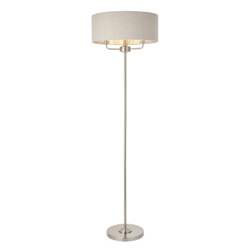 Lampa podłogowa Highclere z metalowym stelażem w kolorze szczotkowanego chromu, wysokości 160 cm. Klasyczny, okrągły klosz z jasnego materiału. Produkt stoi na okrągłej podstawie, prezentowany frontalnie na białym tle.